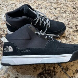 North Face Larimer Midtops: Men’s Size 8.5
Insulated and Waterproof